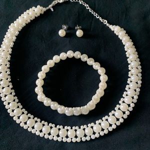 Absolutely beautiful 3pc pearl design necklace, earrings and bracelet